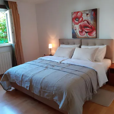 Esmeralda Apartment